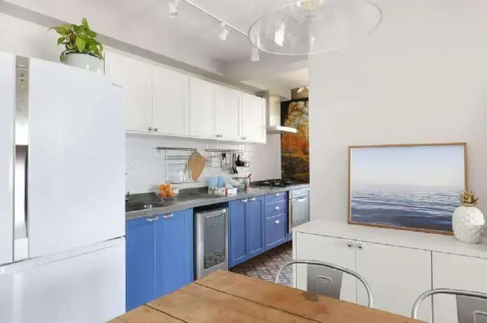 decoração com armário de cozinha azul e branco planejado Foto Antonio Armando de Araujo