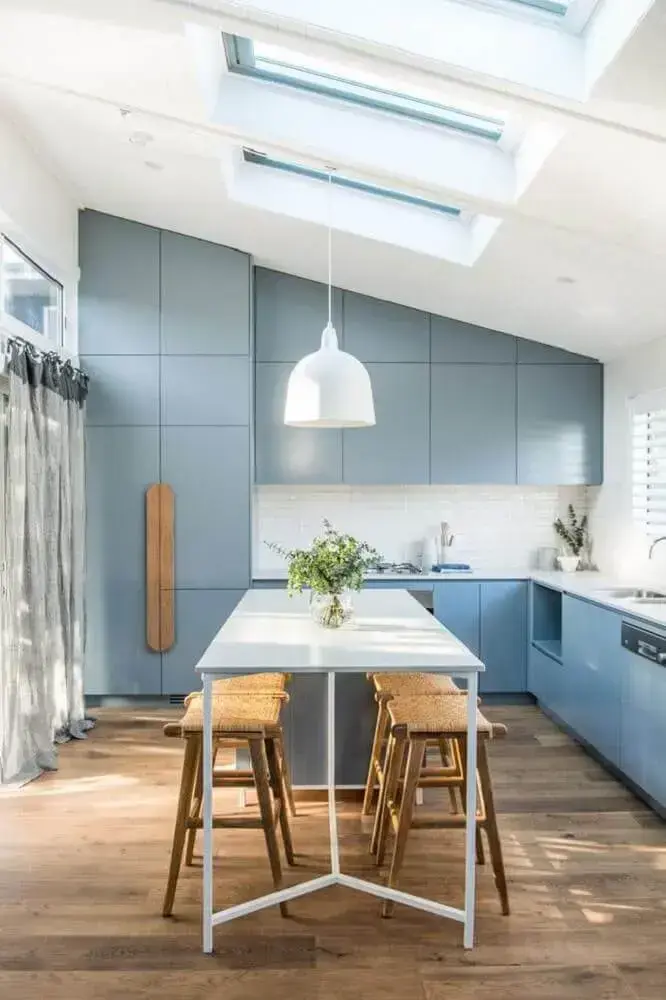 decoração com armário de cozinha azul e claraboia Foto La Bici Azul