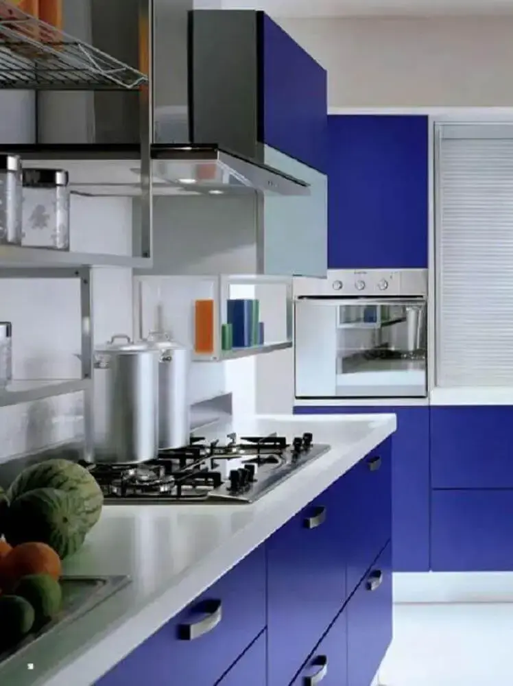 decoração com armário de cozinha azul e cooktop Foto The Holk