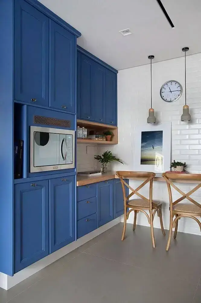 decoração com armário de cozinha azul subway tile e bancada de madeira Foto Pinterest