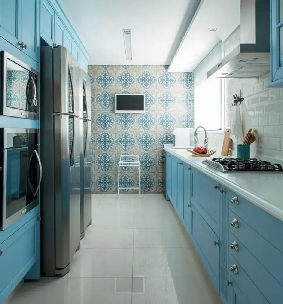decoração com azulejo estampado e armário de cozinha azul Foto Beyato