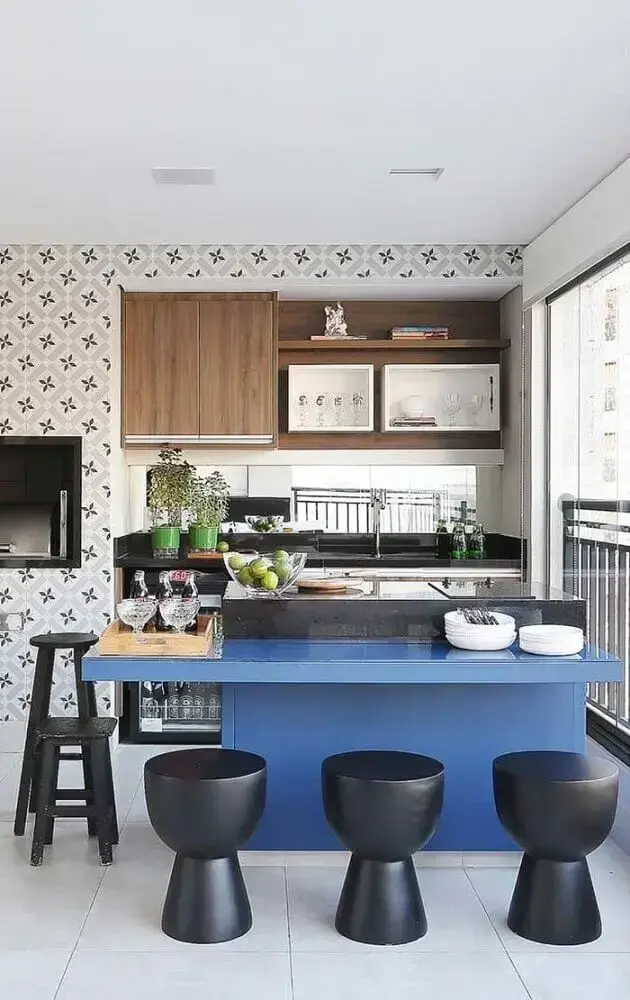 decoração com azulejo estampado para cozinha planejada azul com banquetas pretas e armário aéreo de madeira Foto Pinterest