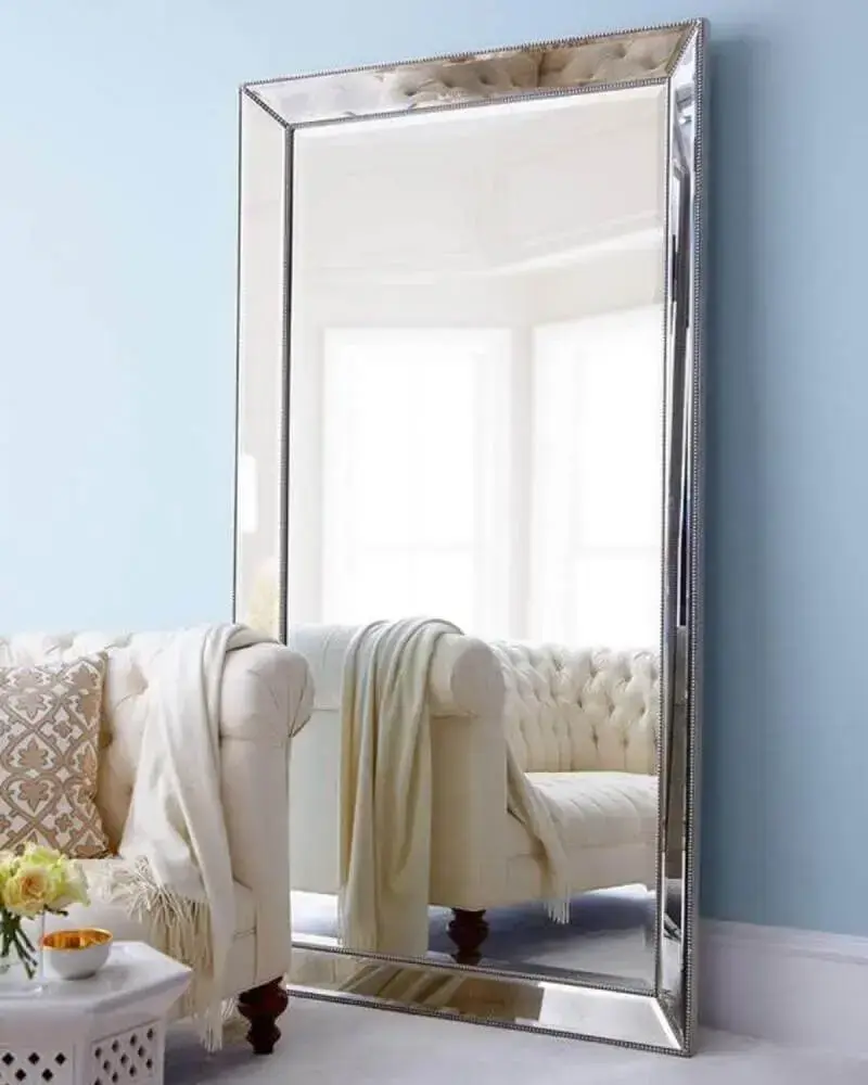 decoração com espelho grande bisotado para sala de estar com sofá branco Foto Neiman Marcus