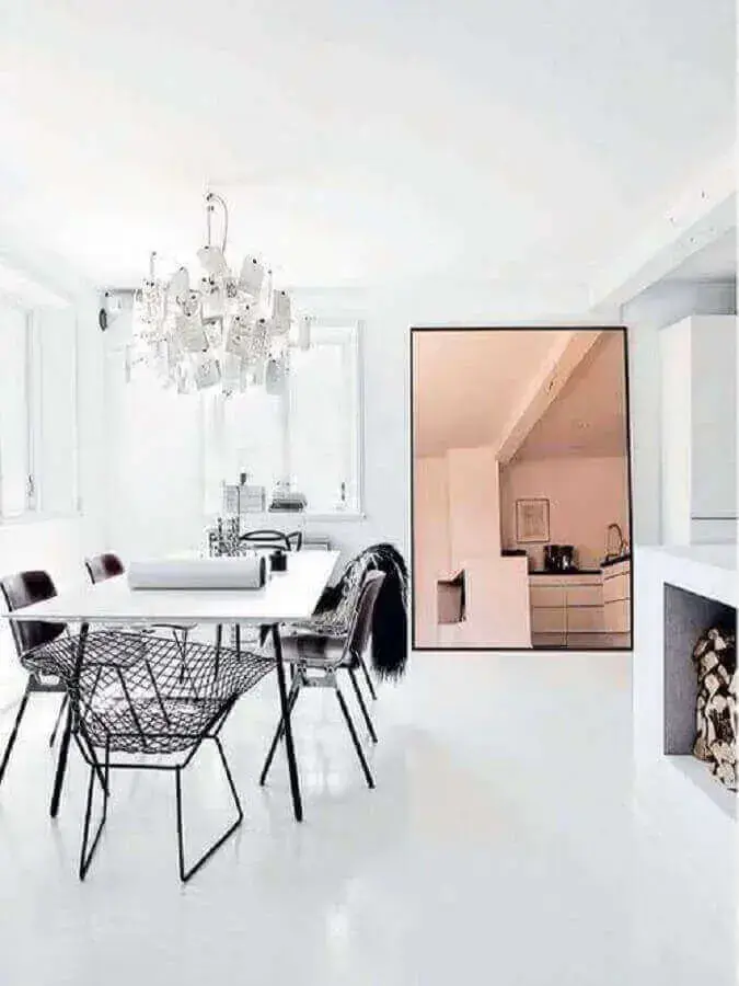 O modelo de bronze de espelho grande para sala de jantar deu um toque de cor para o ambiente clean e minimalista - Foto: PS do Vidro