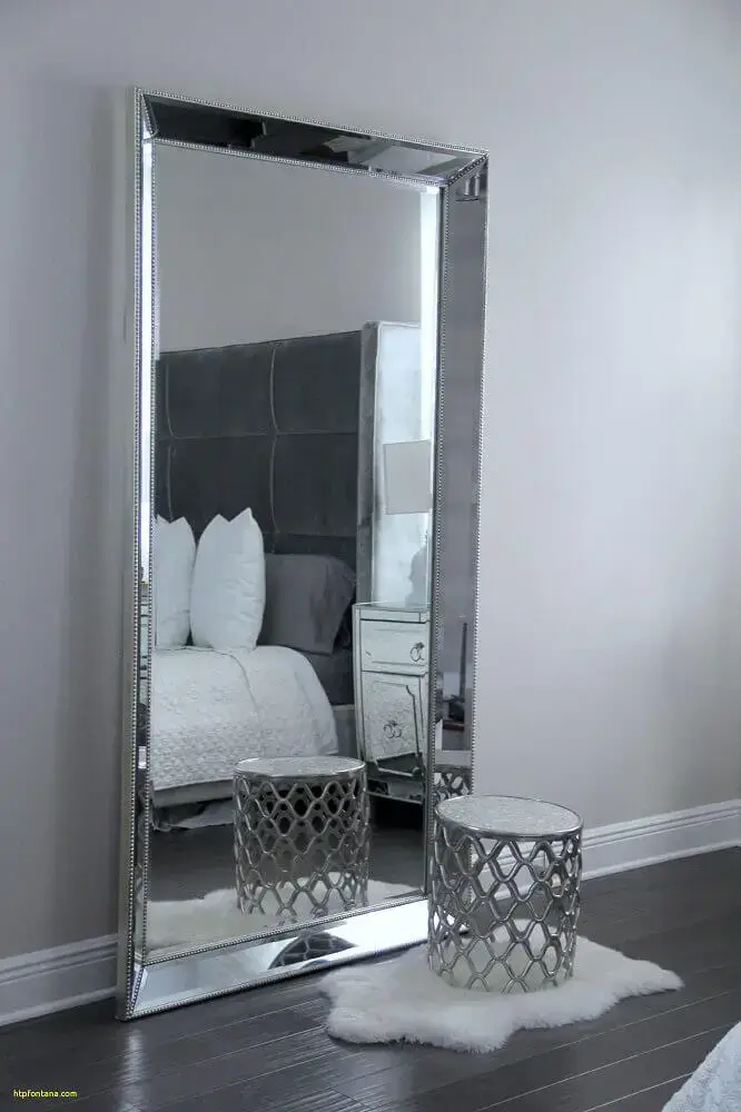 decoração com espelho grande para quarto em tons de cinza Foto Fontana