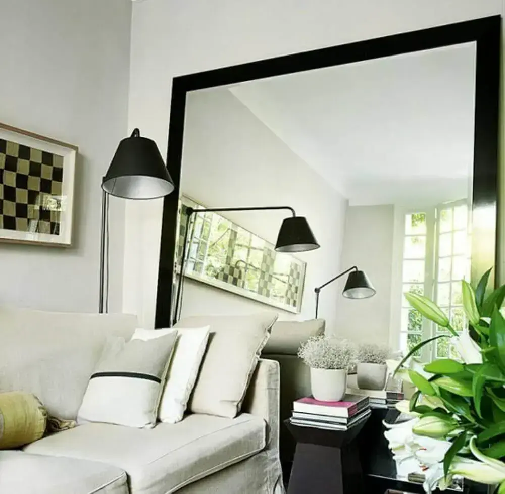 decoração com espelho grande para sala de estar com moldura preta Foto HomeBody