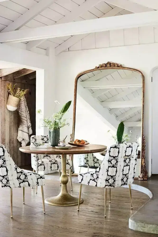 decoração com espelho grande para sala de jantar com moldura clássica Foto BYKir Design