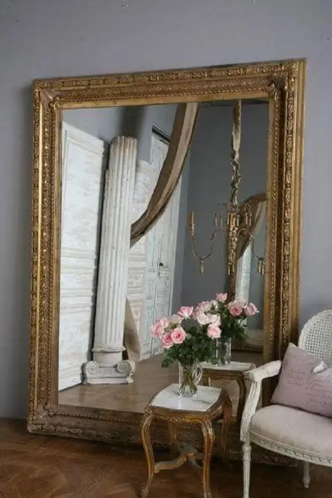Decoração com estilo provençal com espelho grande veneziano - Foto: Parker Knoll