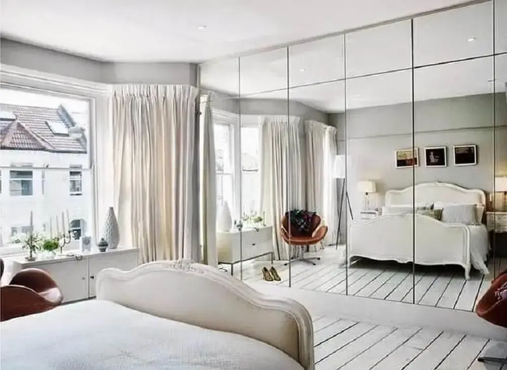 decoração com guarda roupa grande com espelho para quarto de casal todo branco Foto Bedroom Design Ideas