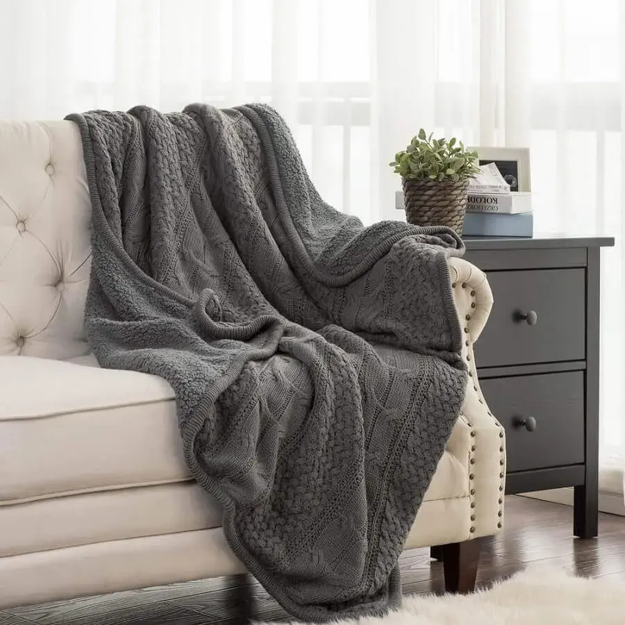 decoração com manta cinza para sofá bege Foto Odyssey