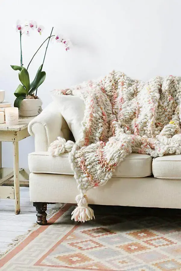 decoração com manta de crochê para sofá Foto Free People