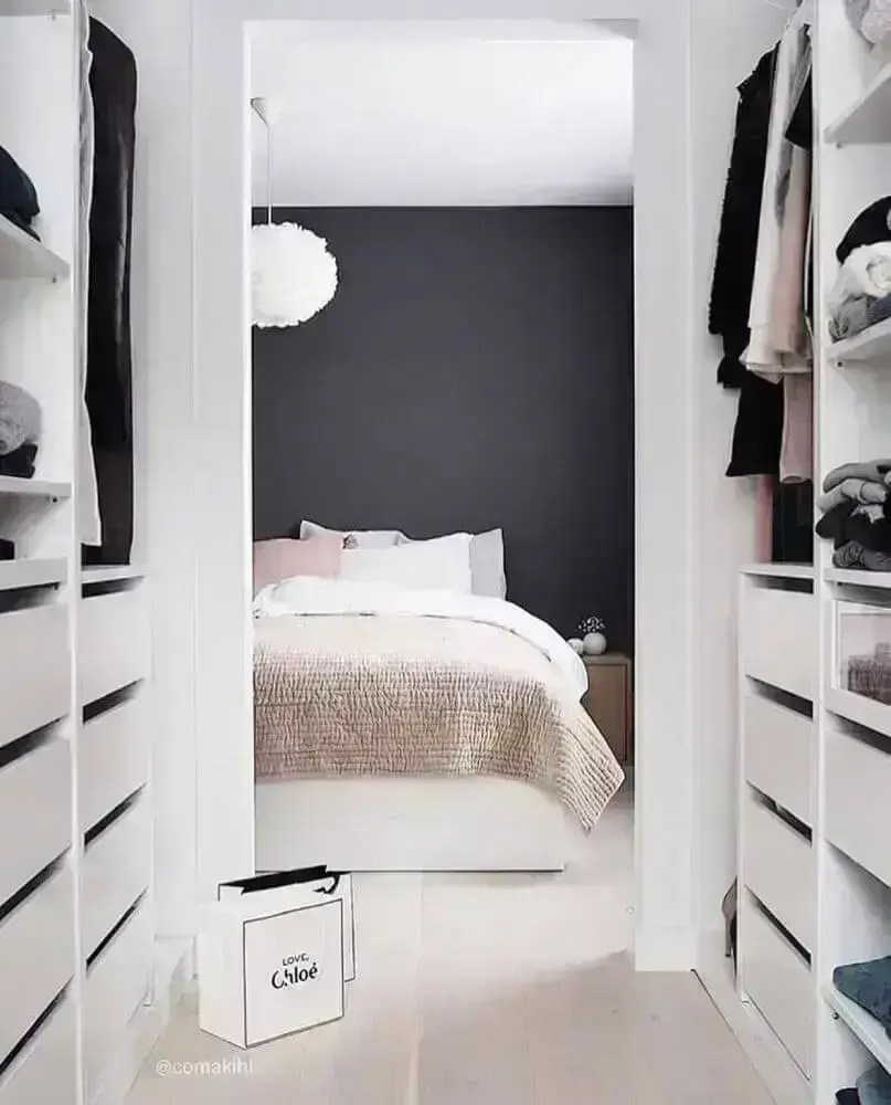 decoração com parede preta para quarto de casal com closet Foto Pinterest