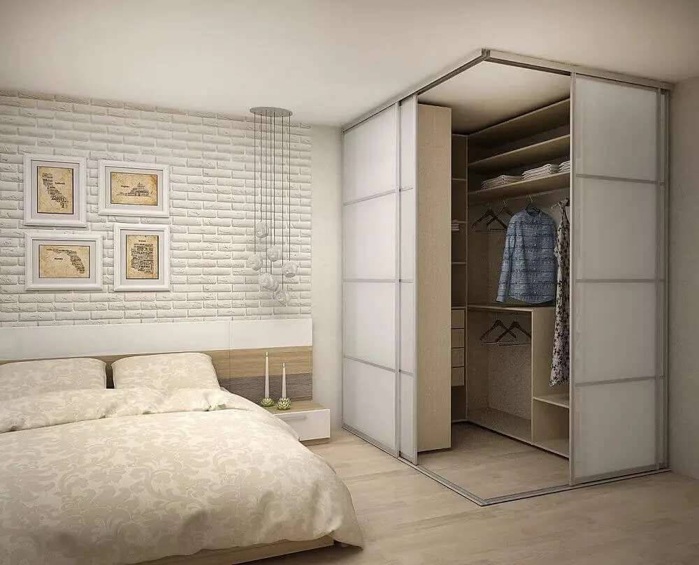 decoração com pendentes e parede de tijolinho branco para quarto com closet pequeno Foto Yandex