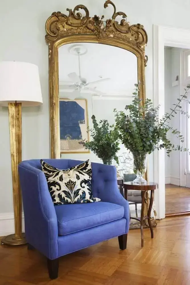 decoração com poltrona azul e espelho grande com moldura clássica Foto French Decor