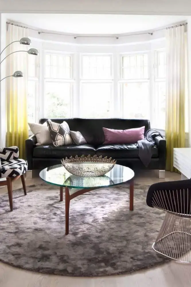 decoração com sofá de couro preto e tapete redondo para sala Foto Norah Bennett