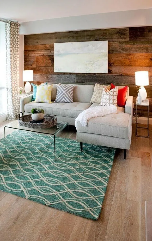 decoração com sofá em l para sala pequena com revestimento de madeira para parede Foto The Holk