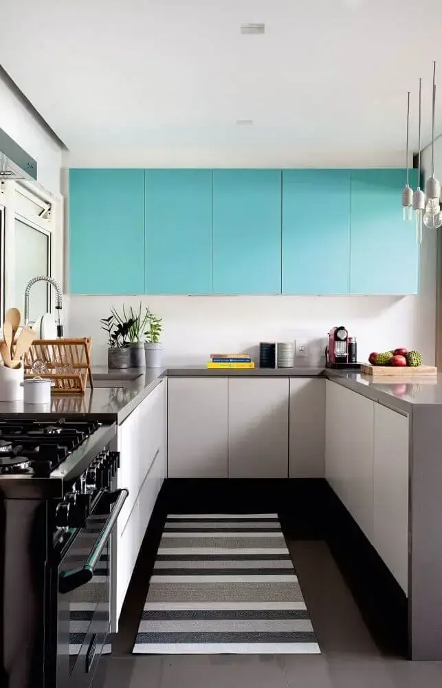 decoração com tapete listrado e armário de cozinha azul e branco Foto KitchenDecorium