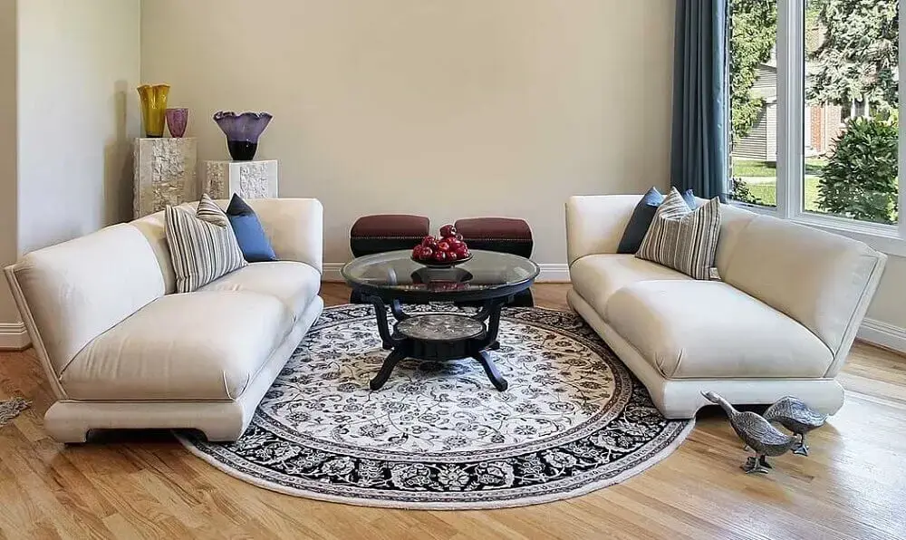 decoração com tapete redondo para sala de estar com estampa preto e branca Foto Emilie Clepper