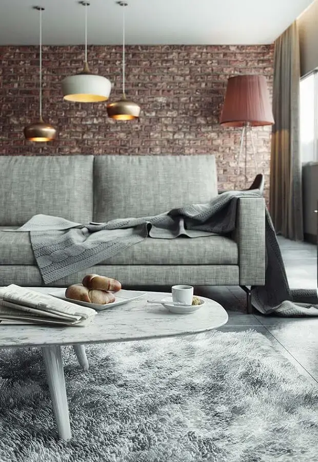 decoração contemporânea para sala com parede de tijolinho e manta cinza para sofá Foto Pinterest