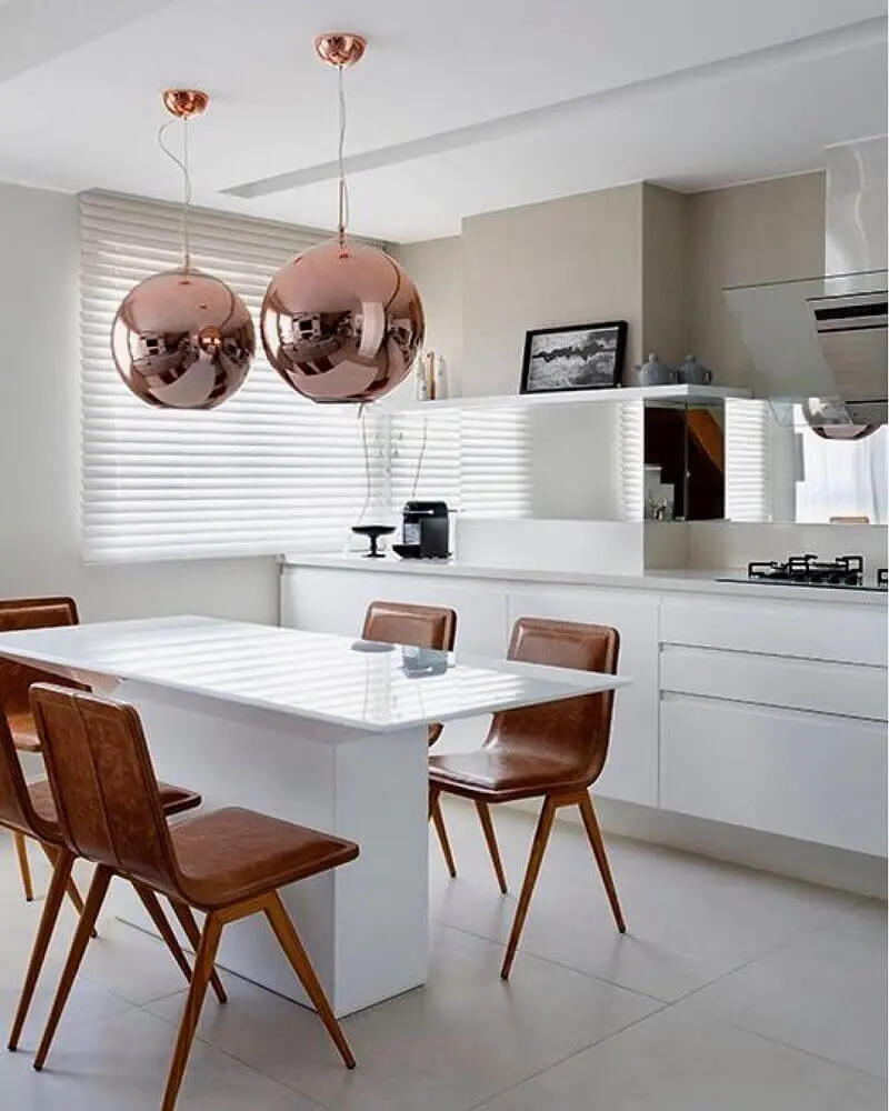 decoração de cozinha com nanoglass branco cadeiras de couro e pendentes rose gold Foto Pinterest