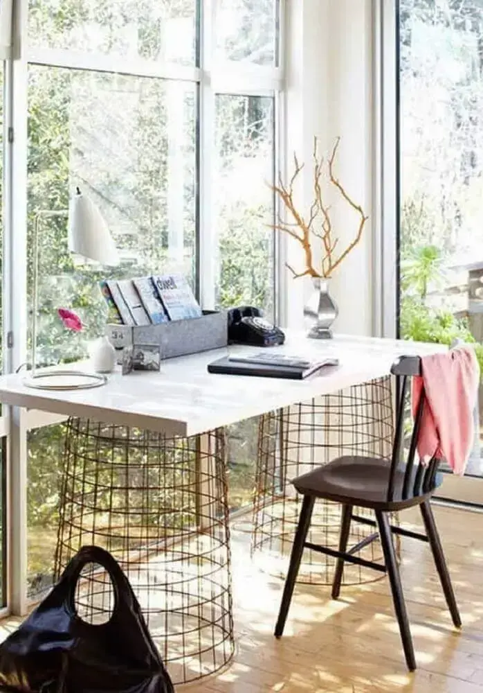 decoração de escritório com base de mesa em aramado Foto The Holk