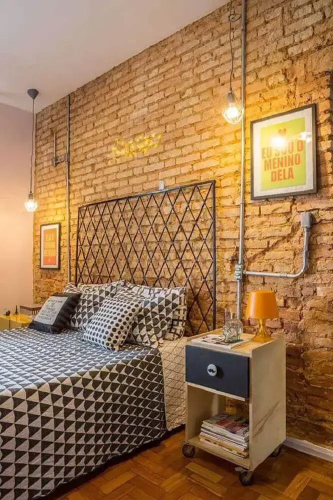 decoração de quarto com parede de tijolinho e cabeceira de aramado Foto Pinterest