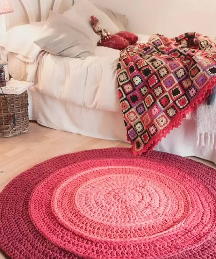 decoração de quarto com tapete de crochê redondo cor de rosa Foto Ateliê Milla Artes