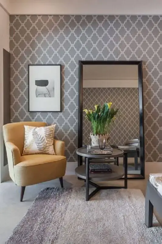 decoração de sala com espelho grande com moldura preta e papel de parede Foto Pinterest