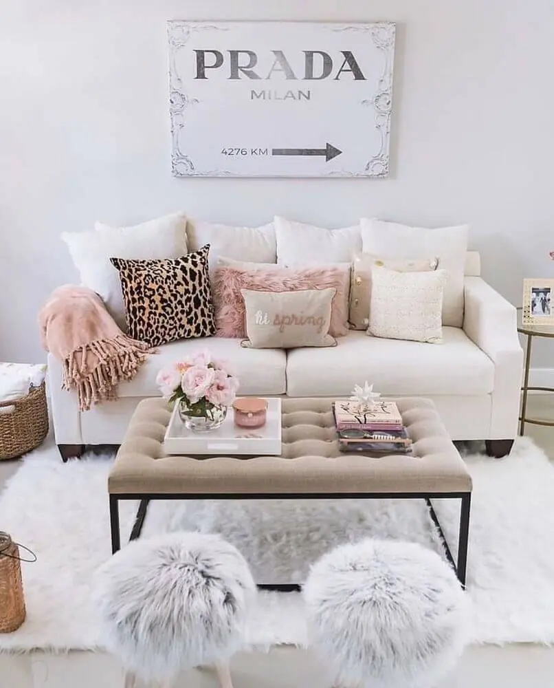 decoração delicada com sofá branco para sala pequena Foto We Heart It