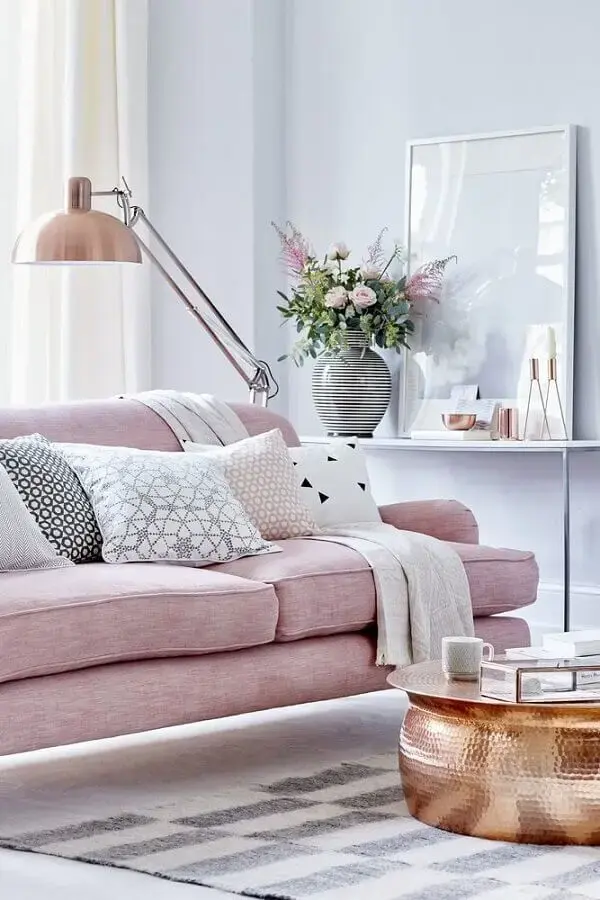 decoração delicada para sala com mesa de centro rosé gold e manta para sofá rosa Foto Pinterest