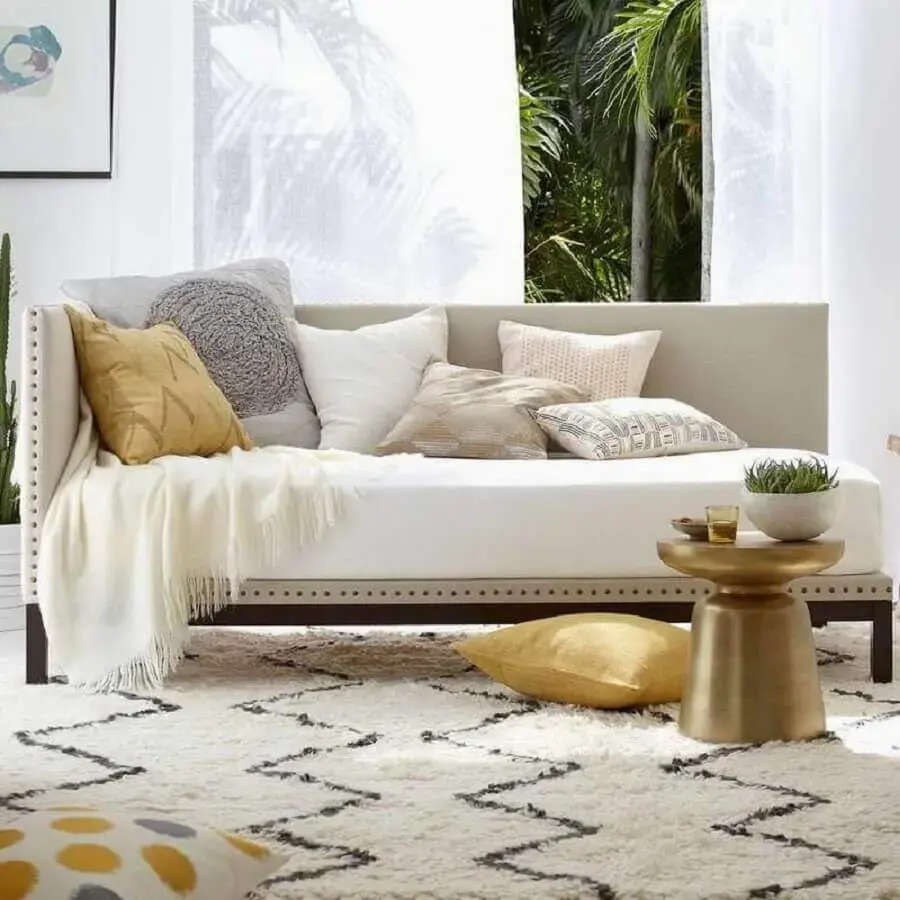 decoração em tons de branco bege e dourado para sala com manta para sofá Foto Pinterest