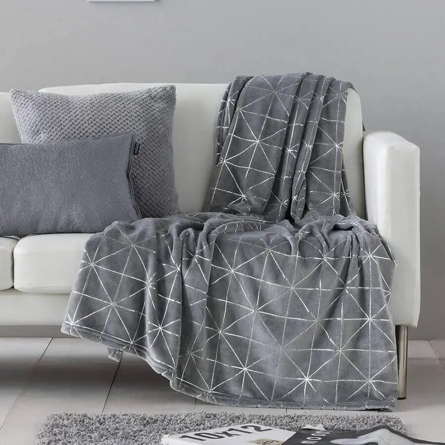 decoração em tons de cinza com manta para sofá Foto Heavy Square