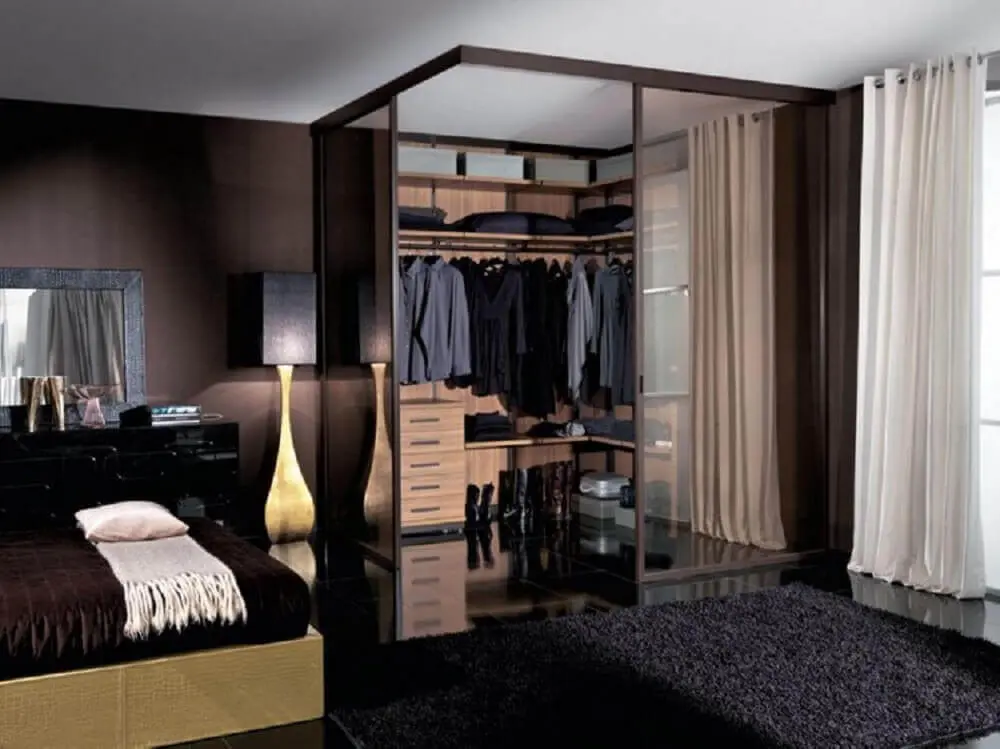 decoração em tons escuros para quarto com closet pequeno Foto Yandex