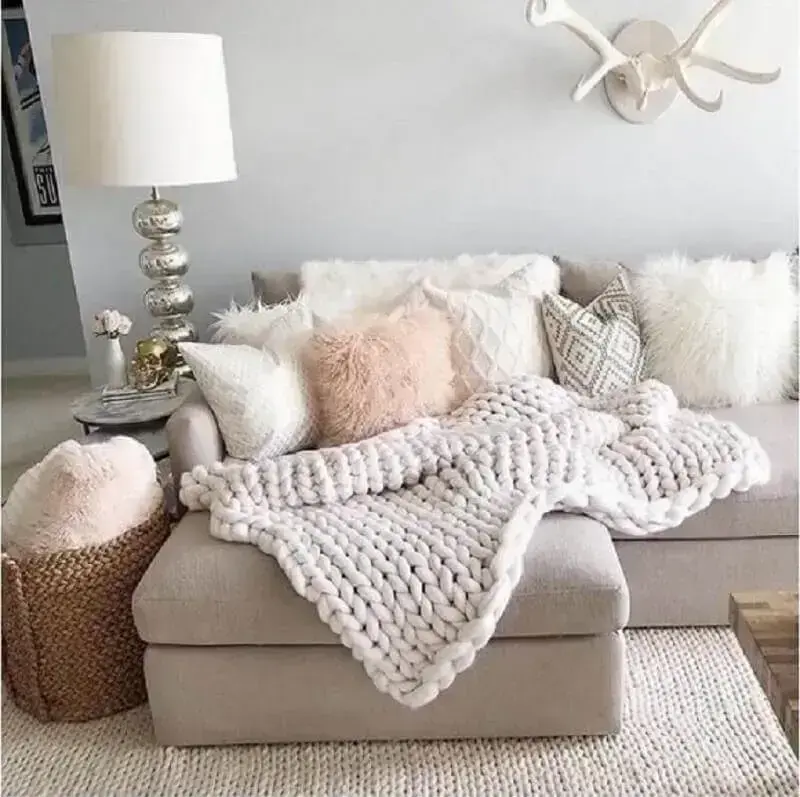 decoração em tons neutros com manta de crochê para sofá de canto Foto Pinterest