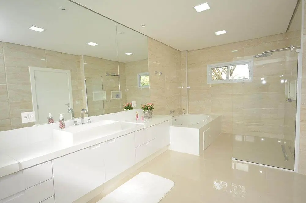 decoração em tons neutros para banheiro amplo com banheira e bancada nanoglass Foto Ivango
