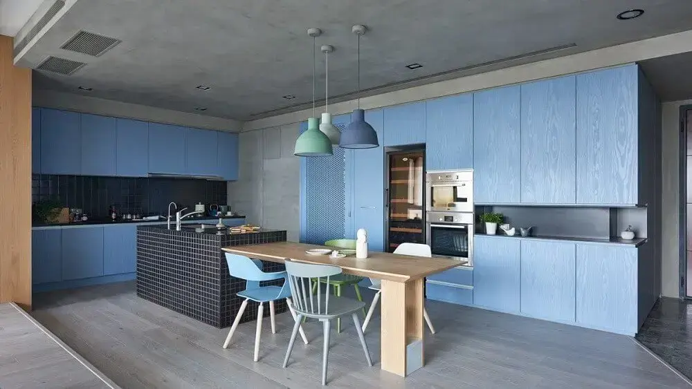 decoração estilo industrial para cozinha planejada azul com parede de cimento queimado e mesa de madeira Foto Home Interior
