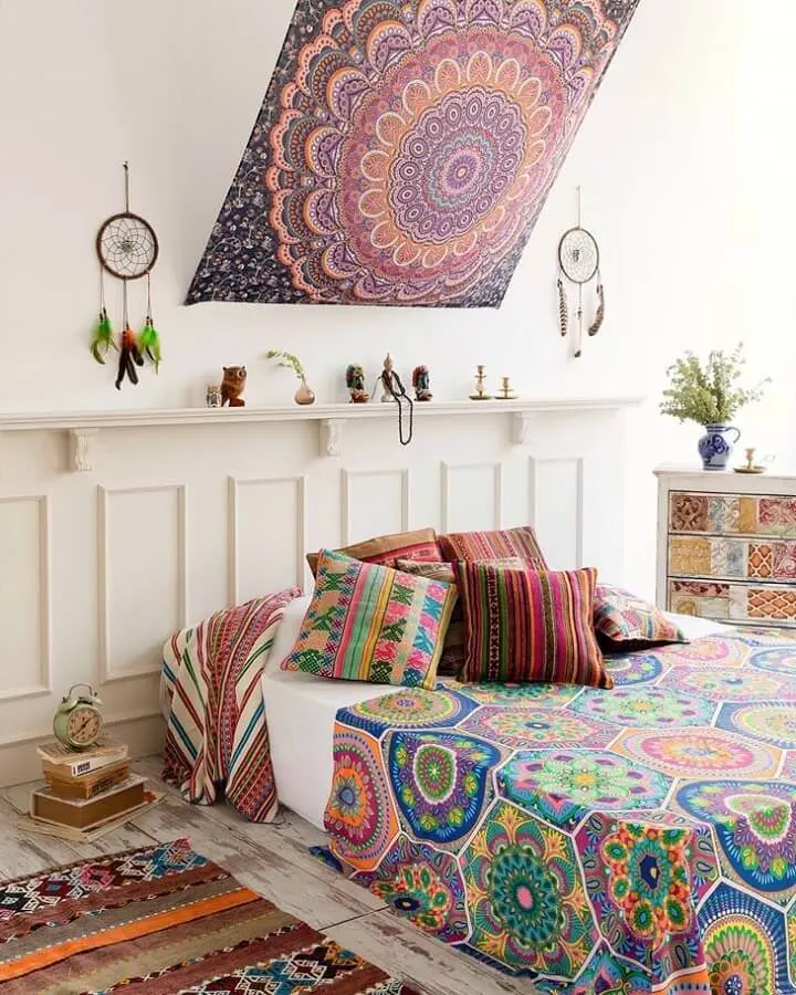 decoração hippie chique para quarto com filtros dos sonhos e tecido na cabeceira da cama Foto Hippie Vibes