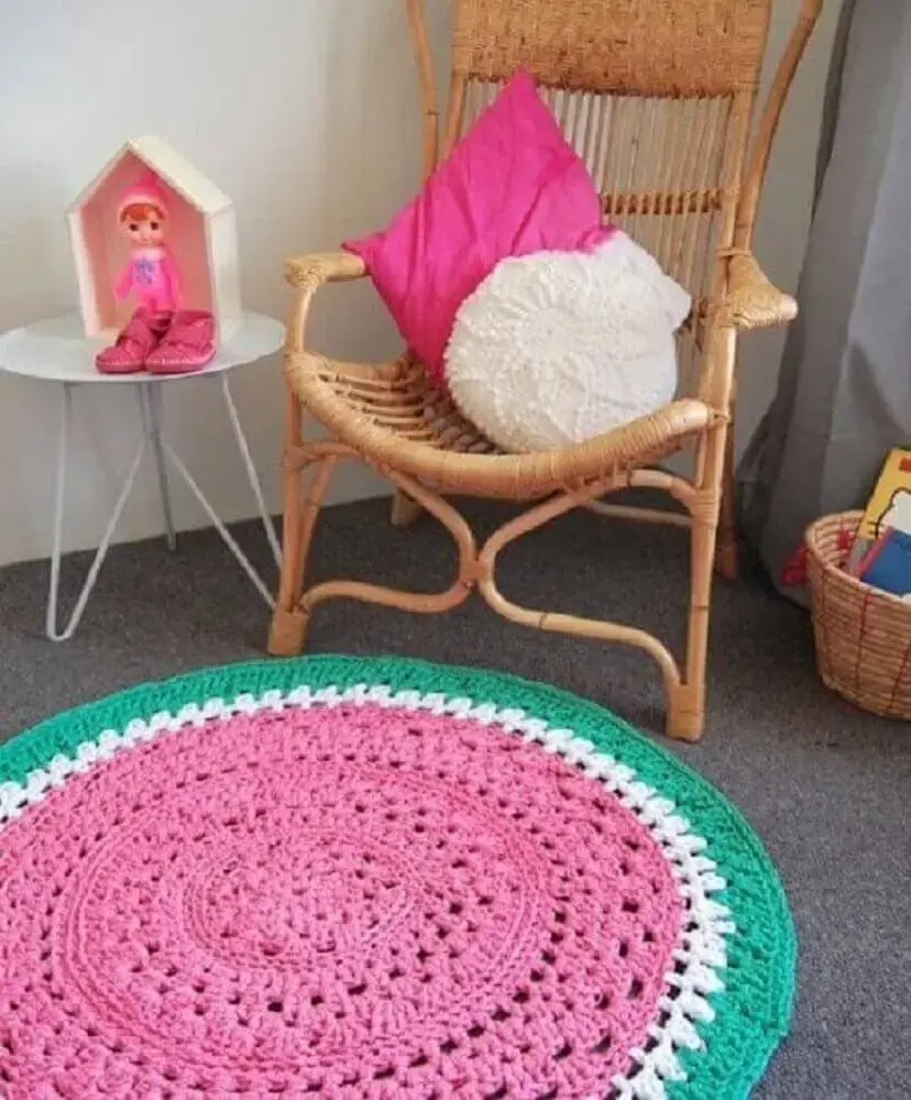 decoração infantil com tapete de crochê redondo rosa e verde Foto Gomved
