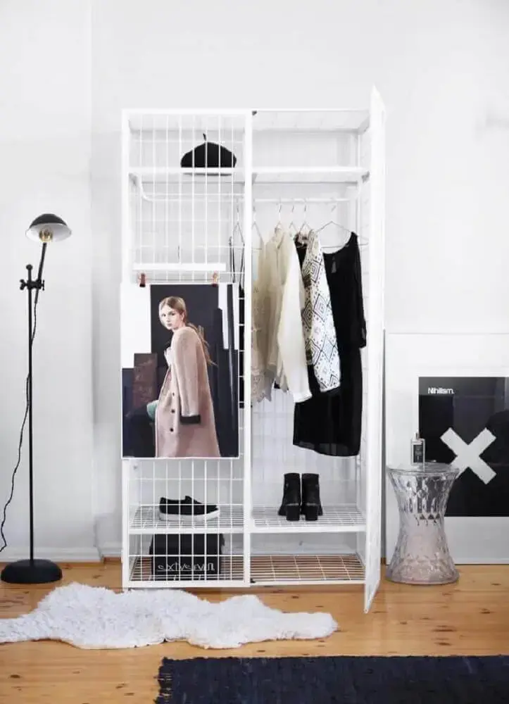 decoração minimalista com closet aramado pequeno Foto Belmodo