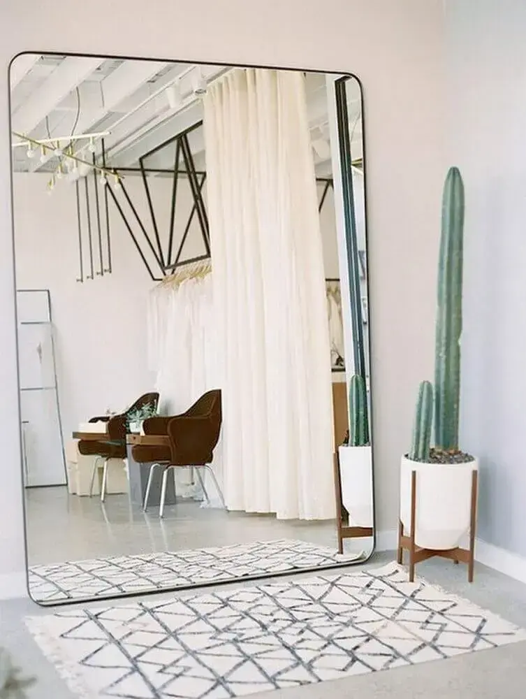 decoração minimalista com espelho grande apoiado no chão Foto PeerSpace