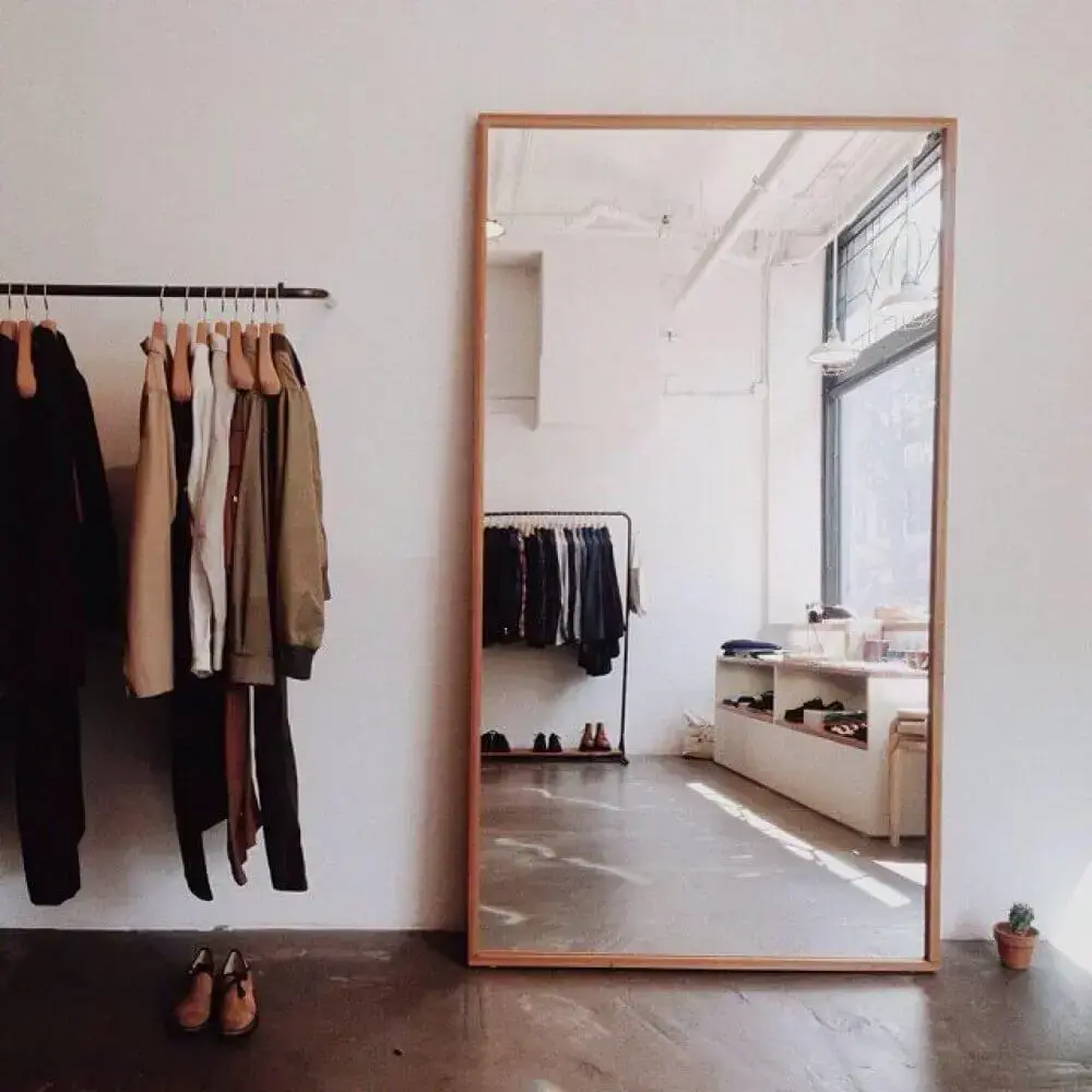 decoração minimalista para closet com espelho grande Foto We Heart It