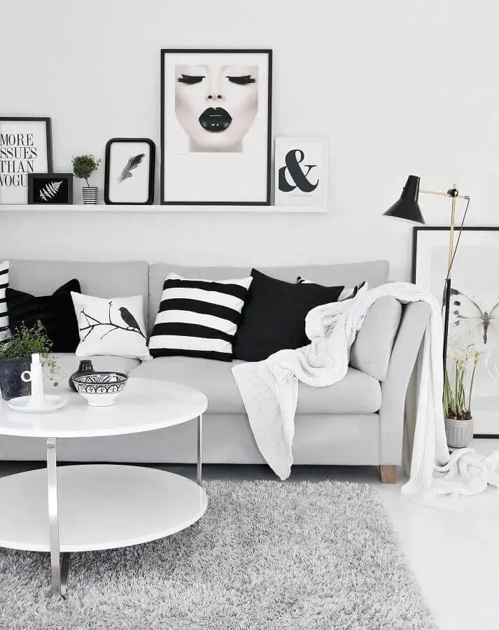 decoração minimalista para sala cinza com manta para sofá Foto We Heart It