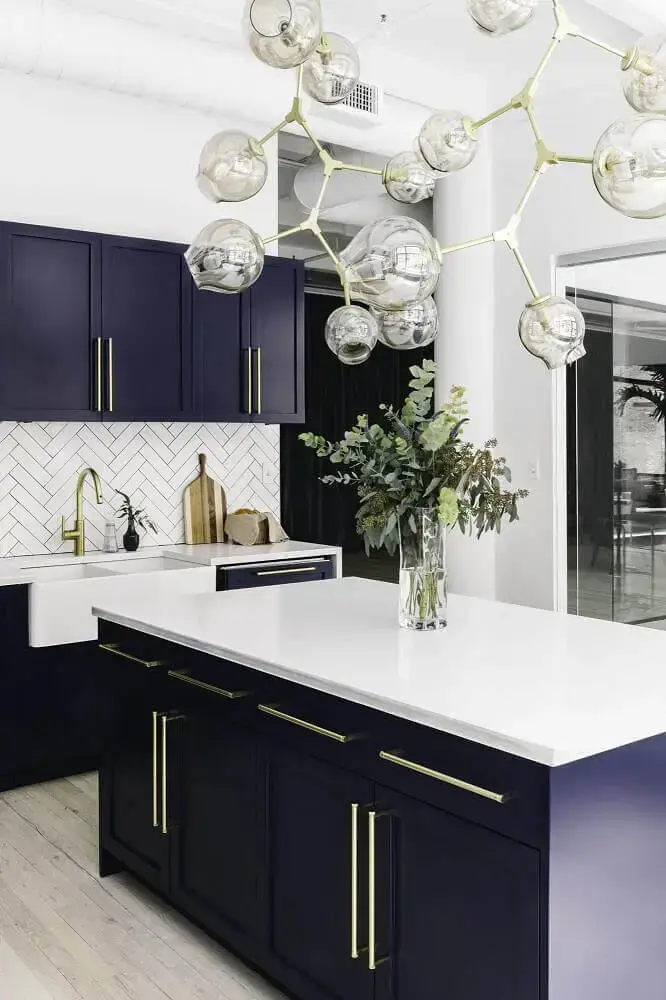 decoração moderna com pendente arrojado para cozinha planejada azul marinho Idea Inspirations