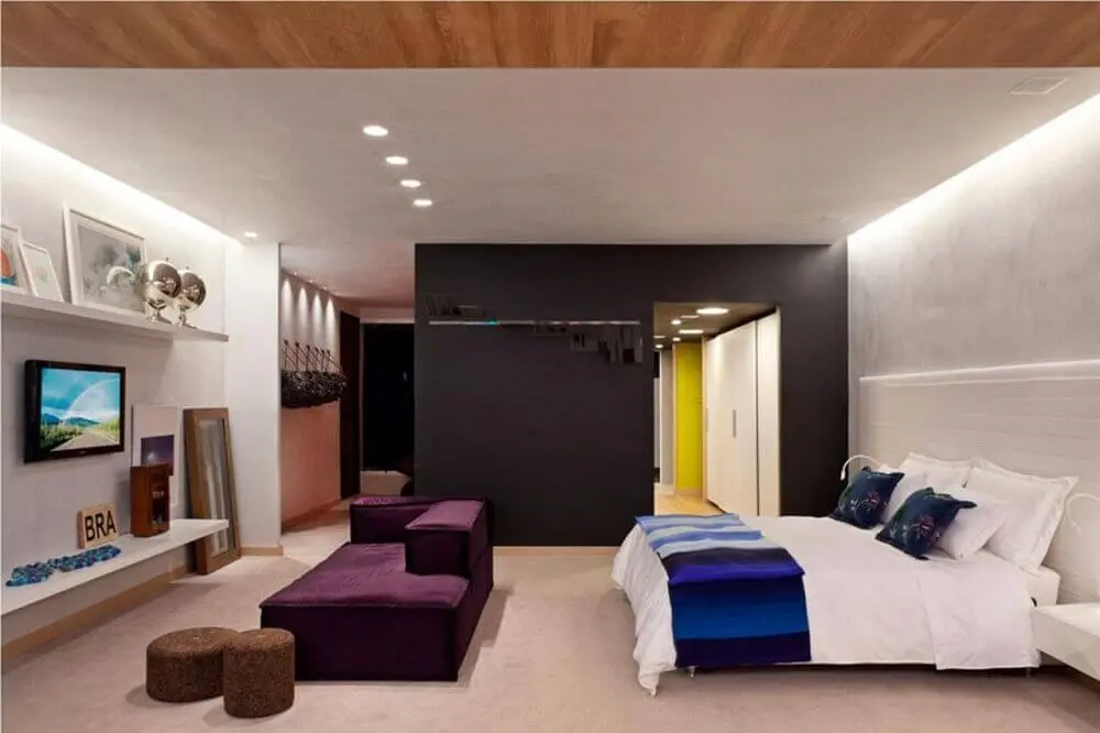 decoração moderna com sofá roxo e parede preta para quarto com closet Foto Juliana Santana