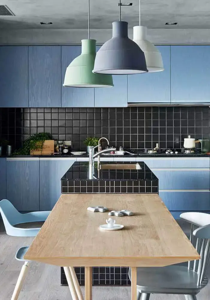 decoração moderna para cozinha azul com pastilhas pretas e mesa de madeira Foto The Holk