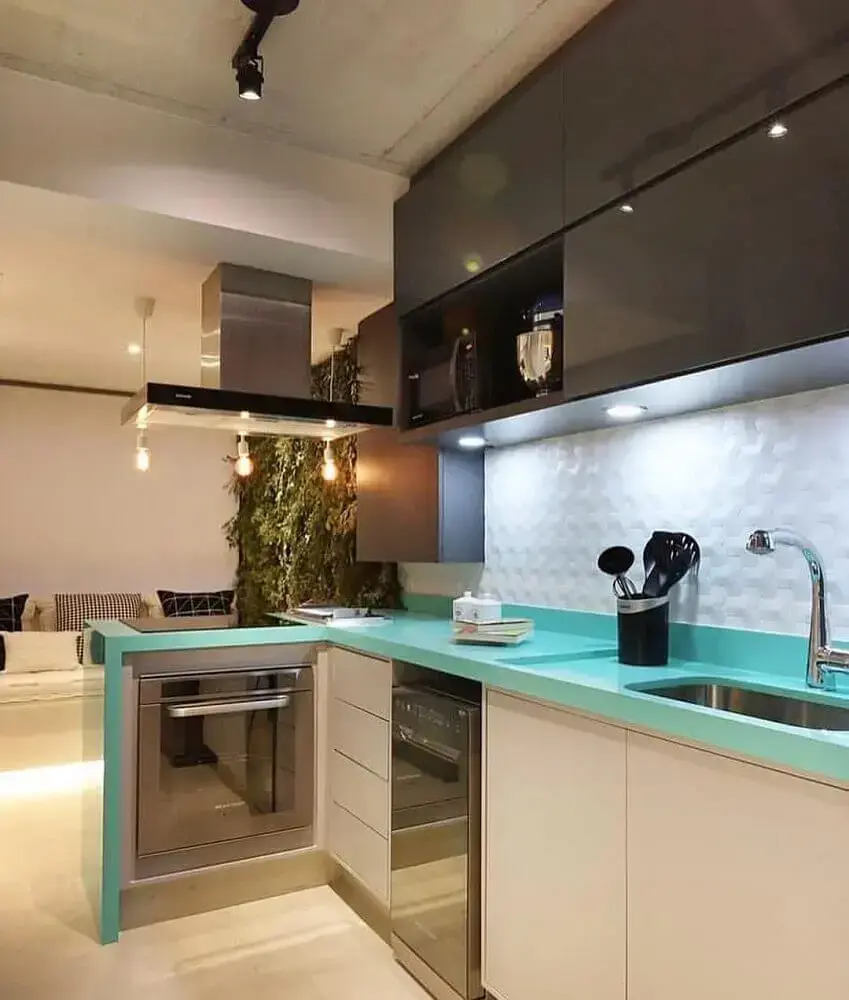decoração moderna para cozinha com bancada azul e armário preto e branco Foto Pinterest