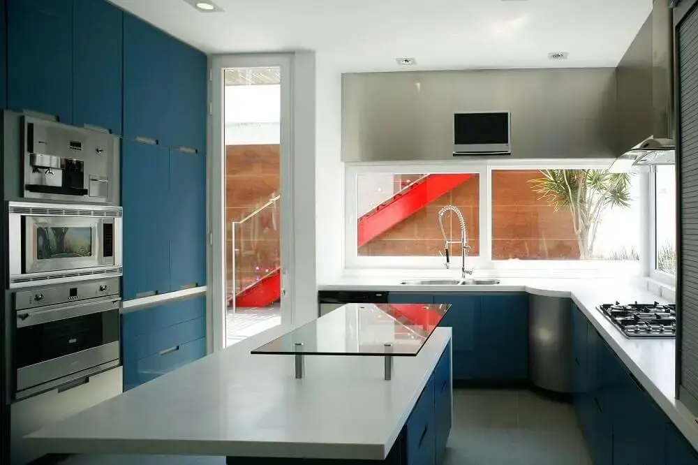 decoração moderna para cozinha planejada azul com detalhes em inox Foto Yandex