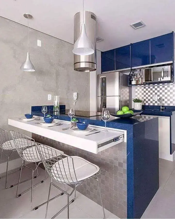 decoração moderna para cozinha planejada azul pequena com bancada planejada Foto Monise Rosa Arquitetura e Interiores