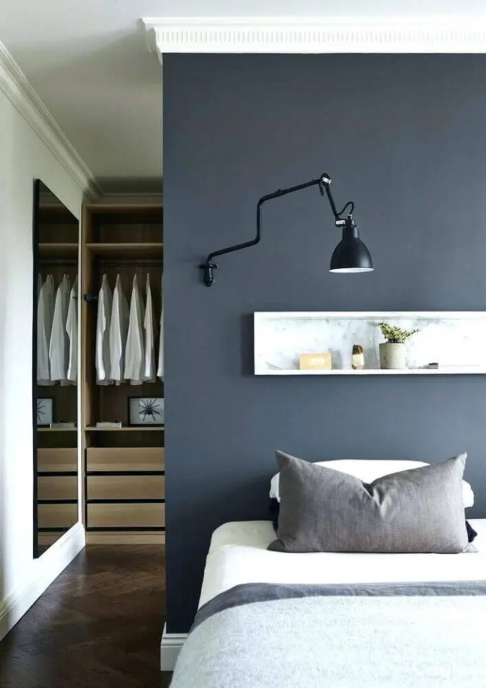 decoração moderna para quarto com closet e luminária na parede Foto Pinterest