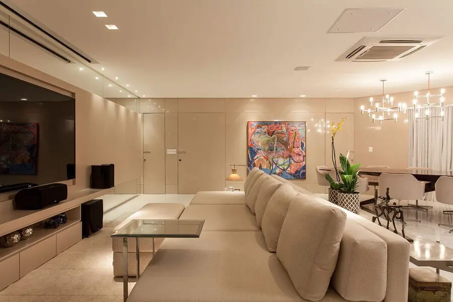 decoração moderna para sala integrada na cor marfim Foto Mauricio Gebara Arquitetura